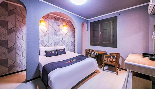 Room ([Motel Building]-Queen No 102 (Studio)