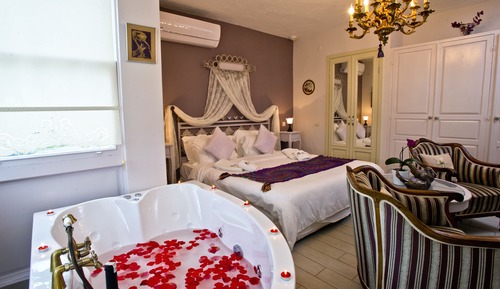 Honeymoon Suite, 1 King Bed, Fireplace, Garden View