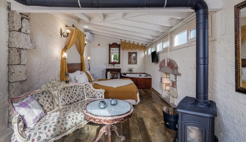 Honeymoon Suite, 1 Queen Bed, Jetted Tub, Garden Area