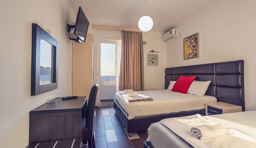 Standard Studio, Sea View