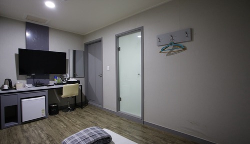 Room (Korean Room A)