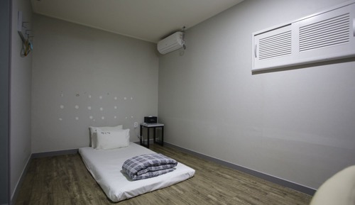 Room (Special discount - single room (half )