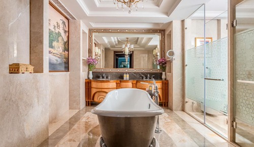 Lakeshore Manor Suite