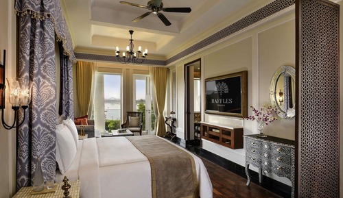Flamingo Signature Room with Balcony King Bed