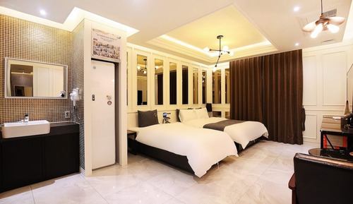 Room (Twin (free to watch Netflix))