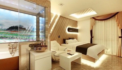 Room (Walking-only special price (Netflix a)