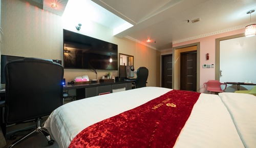 Room (Deluxe room-game room (Netflix availa)