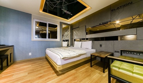 Room (High specification PC game room (gene)