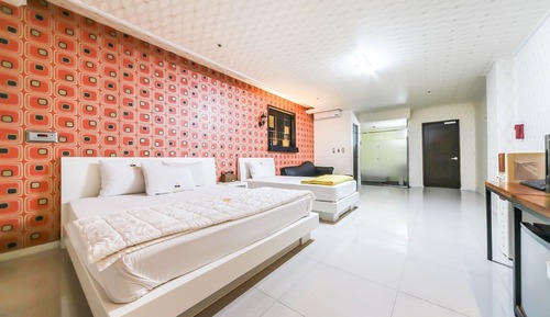 Room (Twin (Netflix available))