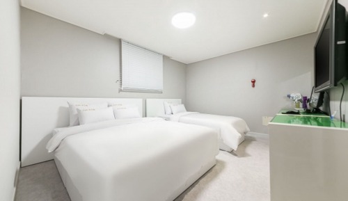 Room (Twin)