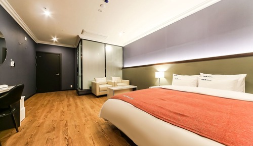 Room (Premium (large king size bed/foot mas)