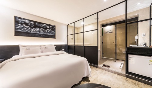 Room (Semi-private room (Netflix Disney TVI)