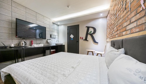 Room (Deluxe (Breakfast provided (toast/cof)