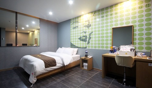 Room (Semi-private room - drive-in (YouTube)