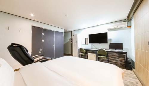 Room (Room with 2 PC (Netflix Available))