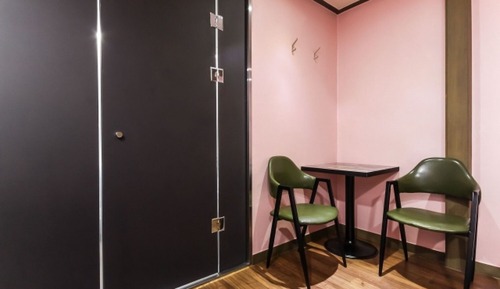 Room (Standard room (Netflix viewing/styler)