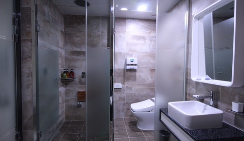 Room (Twin (Free to watch Netflix))