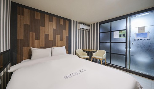 Room (Elegance (available for watching Netf)