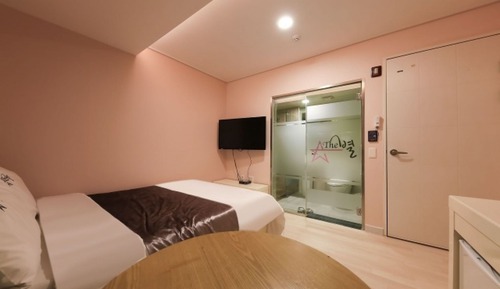 Room (Standard (55&quot; UHDTV Netflix YouT)