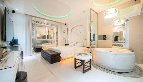 Room (Drive-in (70-inch TV Netflix availabl)