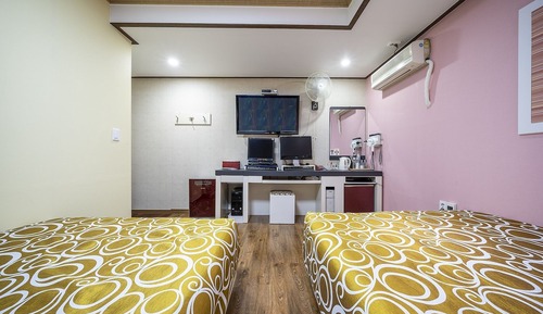 Room (Twin (OTT))