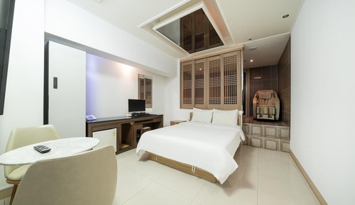 Room (Premium (70 smart TV/styler/spa batht)
