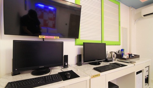 Room (Couple PC Room (Netflix))