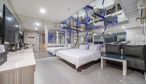 Room (Mirror Room (Netflix EV Charger Parki)