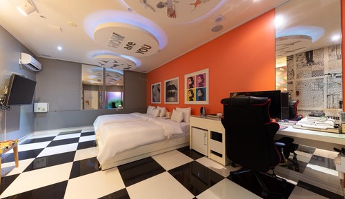 Room (Deluxe twin / single bed + double bed)