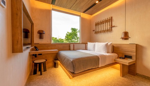 1 Queen bed Rooftop Level