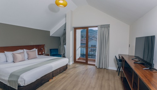 Deluxe Room, 1 King Bed, Non Smoking, City View