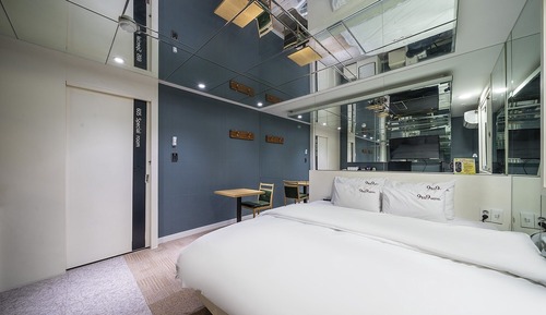 Room (Deluxe Mirror Room (Netflix Massage C)