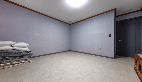 Room (Ondol Room)