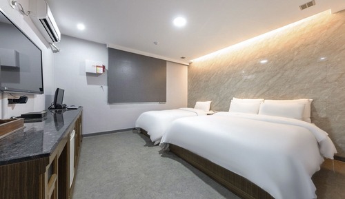 Room (Twin)