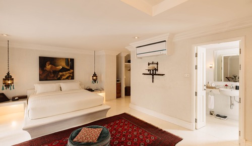 Deluxe Room (king size bed or twin bed)