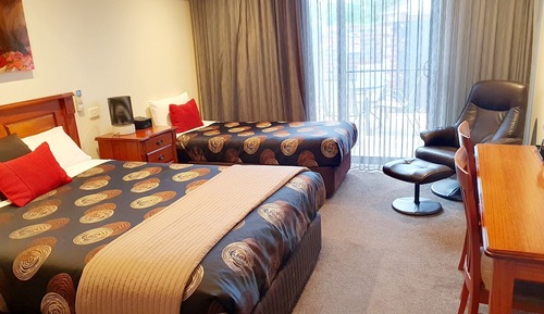 Executive Twin Room (1 Queen and 1 Twin Bed)