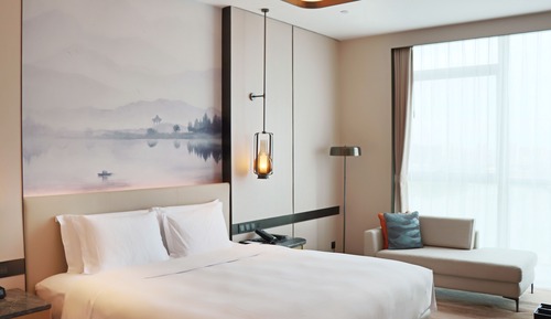 Executive Room, 1 King Bed, Lake View (Lounge Access)