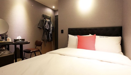 Room (Standard - Pedestrian Only (Netflix T)