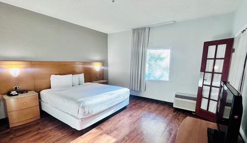 Standard Suite, 1 King Bed, Non Smoking, Refrigerator & Microwave