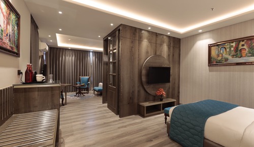 Suite, 1 King Bed, Mountain View