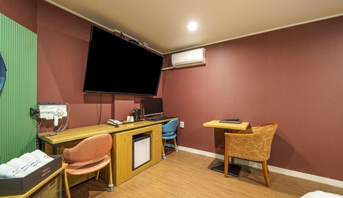 Room (Premium B (1 buggy PC 65-inch UHD Sma)