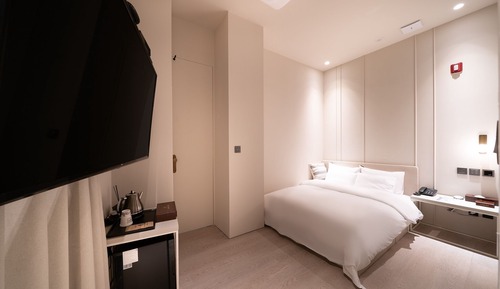 Room (Standard (55-inch UHD TV Netflix Avai)