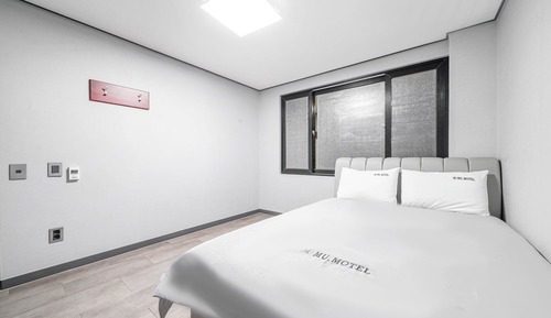 Room (Group room / family room (Netflix ava)