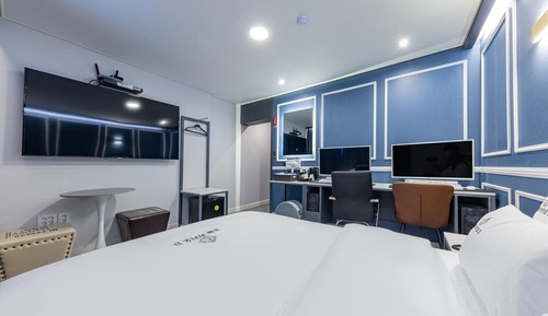 Room (Couple PC (bag 2PC available Netflix )