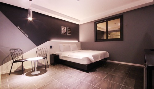 Room (Nordic Modern (Netflix (personal acco)