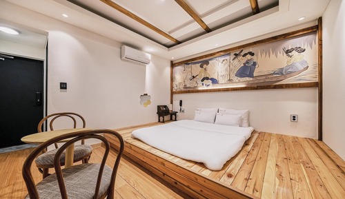 Room (Simple Standard (70" TV/top-of-the-li)