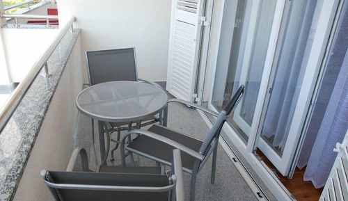 Apartment (Markle - swimming pool and sunbeds - )