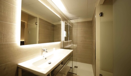 Standard Room (Blau, 1 Adult and 2 Children)