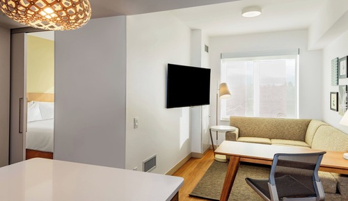 Suite, 1 Bedroom (Mobility/Hearing Access, Roll-In Shwr)