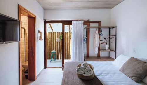 Balcony Street Suite (Pet Friendly)